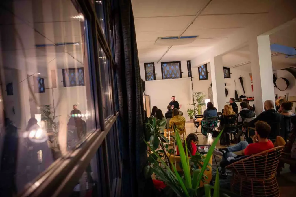 Morgan Palmas durante un evento privato nello spazio dedicato di maneki